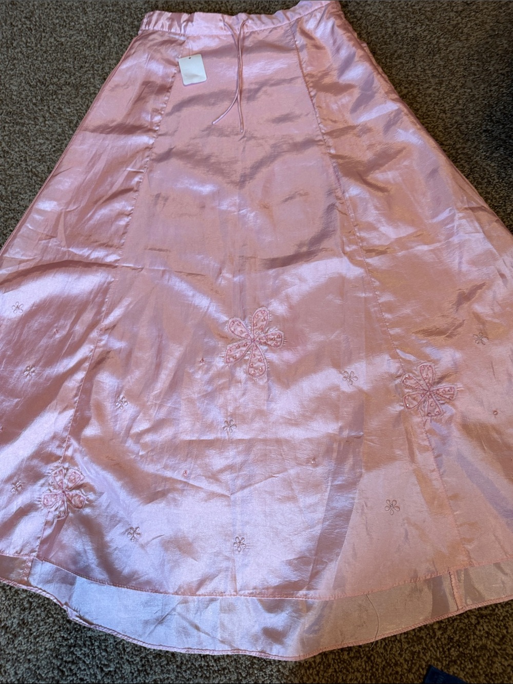 GAP Pink silky Satin Girls skirt with embroidered motifs. 50’s style side zip - Picture 3 of 4